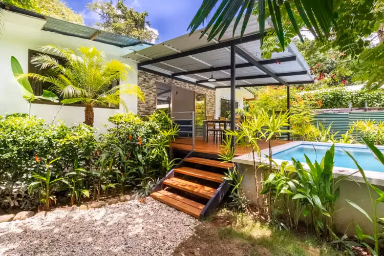 Casa de dos habitaciones con estudio y piscina a 5 minutos de la playa de Santa Teresa - Imagen 5
