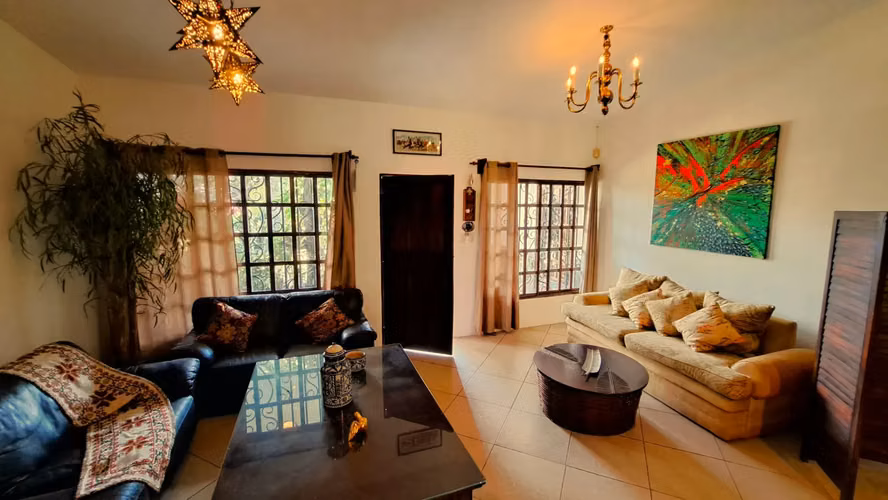 Casa unifamiliar de 4 dormitorios con amplio patio trasero cerca del centro de Jacó - Imagen 6