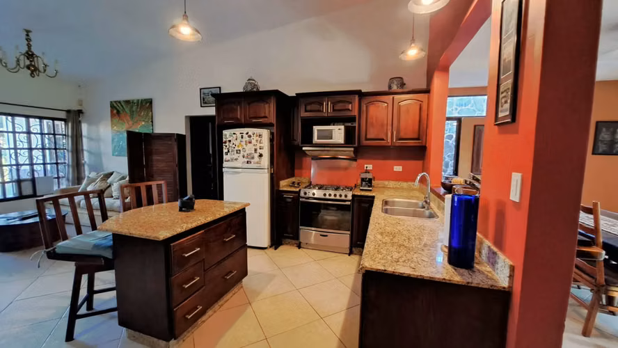 Casa unifamiliar de 4 dormitorios con amplio patio trasero cerca del centro de Jacó - Imagen 12