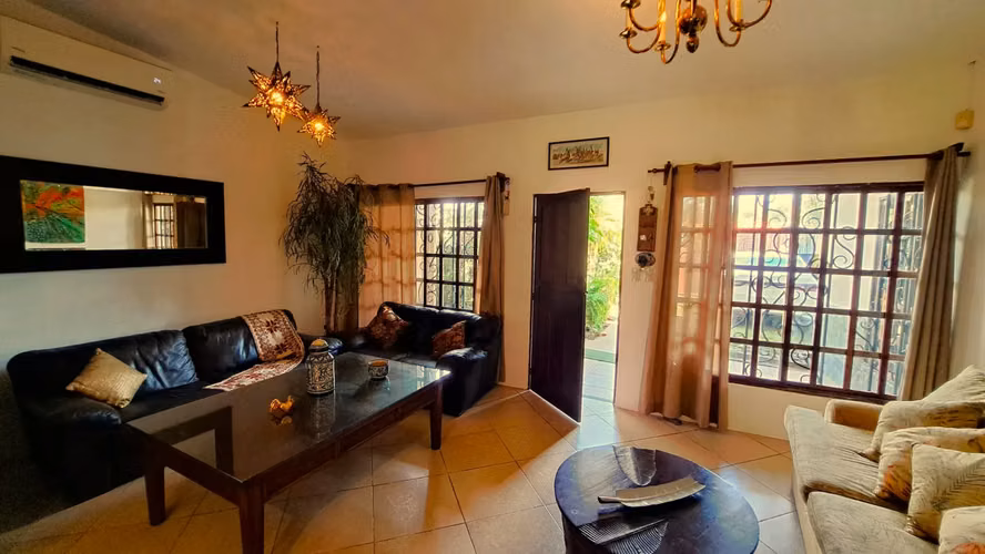 Casa unifamiliar de 4 dormitorios con amplio patio trasero cerca del centro de Jacó - Imagen 8