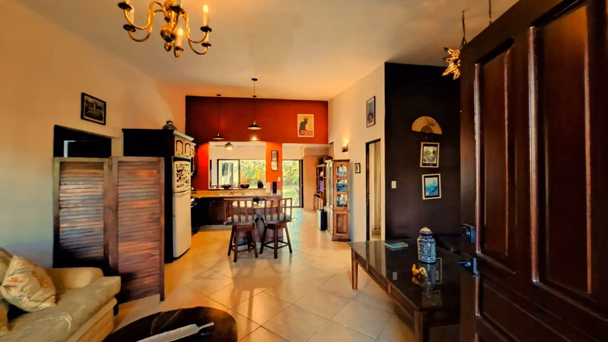 Casa unifamiliar de 4 dormitorios con amplio patio trasero cerca del centro de Jacó - Imagen 9