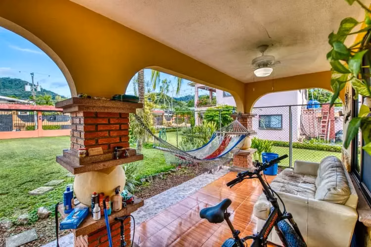 Descubre esta hermosa propiedad en el corazón de Jacó, una casa construida al estilo clásico costarricense. - Imagen 7
