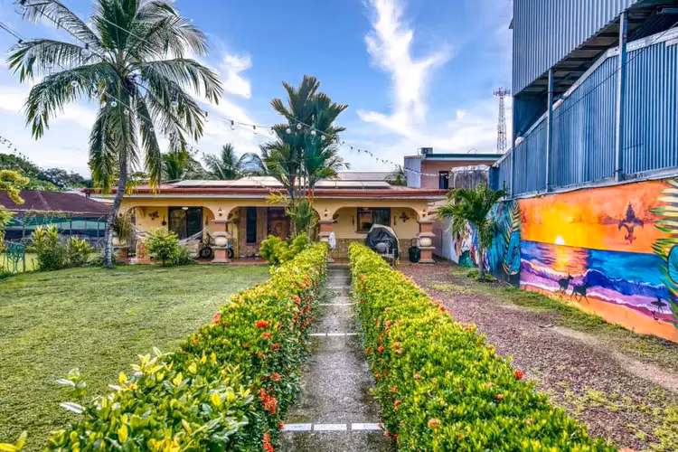 Descubre esta hermosa propiedad en el corazón de Jacó, una casa construida al estilo clásico costarricense. - Imagen 2