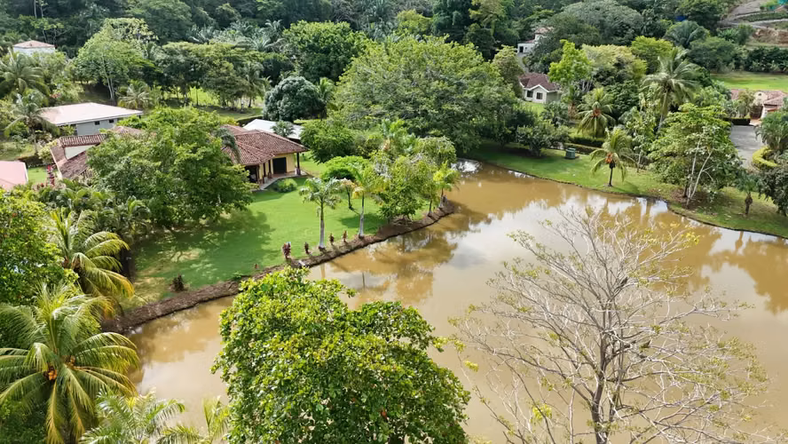 Finca tropical de lujo con lago privado, piscina y ubicación privilegiada cerca de Playa Esterillos y Bejuco. - Imagen 11