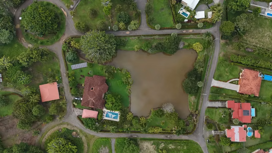 Finca tropical de lujo con lago privado, piscina y ubicación privilegiada cerca de Playa Esterillos y Bejuco. - Imagen 3