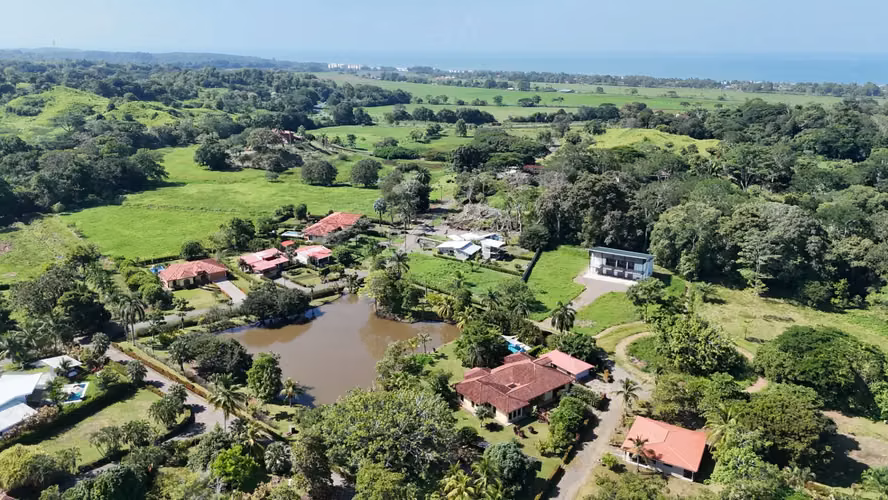 Finca tropical de lujo con lago privado, piscina y ubicación privilegiada cerca de Playa Esterillos y Bejuco. - Imagen 5