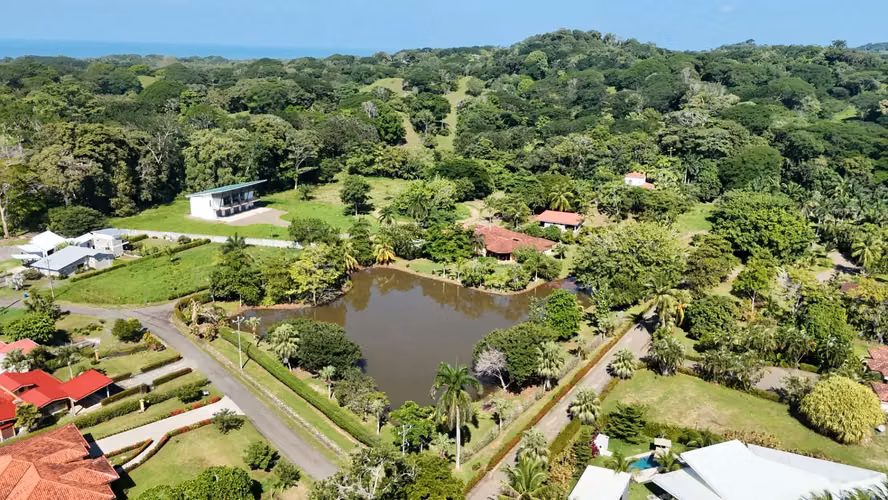 Finca tropical de lujo con lago privado, piscina y ubicación privilegiada cerca de Playa Esterillos y Bejuco. - Imagen 6