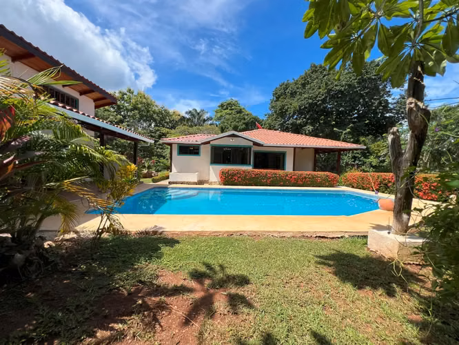 Encantadora casa de 3 dormitorios y 3 baños con piscina cerca de Tango Mar: un oasis tropical