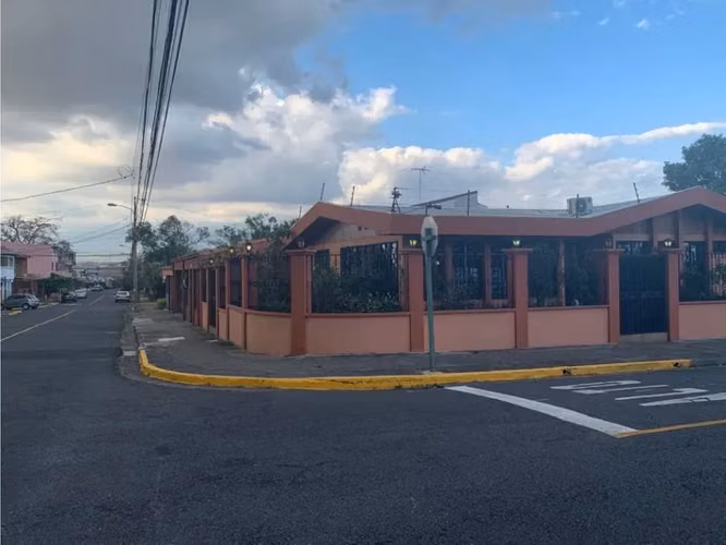 CASA DE UN NIVEL COMPLETAMENTE AMUEBLADA EN ALQUILER EN LA FAVORITA, ROHRMOSER