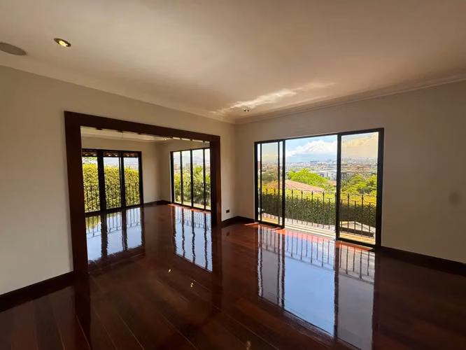 Residencia de Lujo con Vista a la Ciudad en Cerro Alto, Escazú
