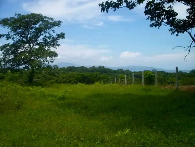 Lote de 2,027 m² con vista al mar en Guacalillo