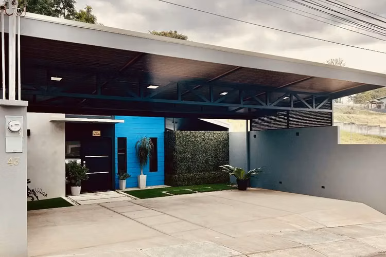 Casa moderna a estrenar en Grecia, Alajuela: Oasis con piscina privada y jacuzzi