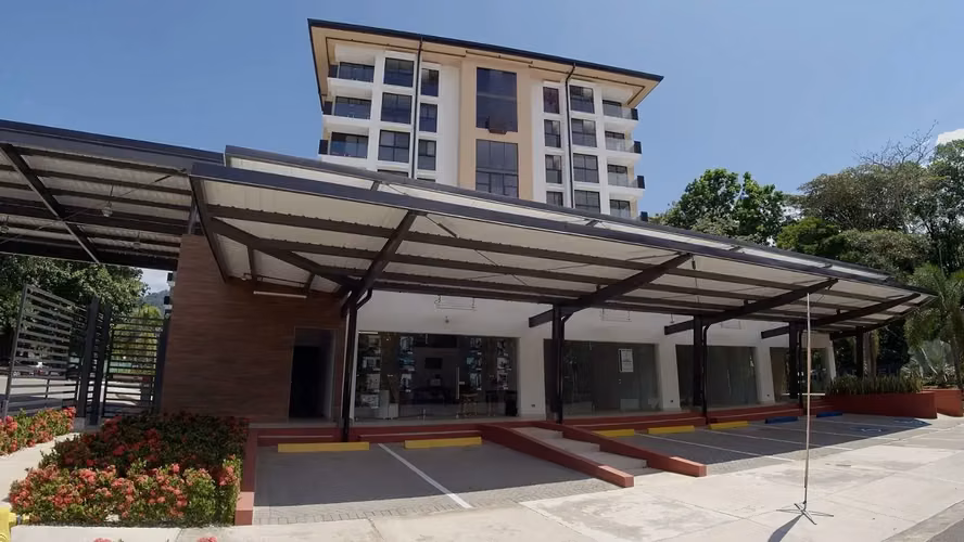 Espacio comercial/de oficinas completamente nuevo en una ubicación privilegiada de Jacó.