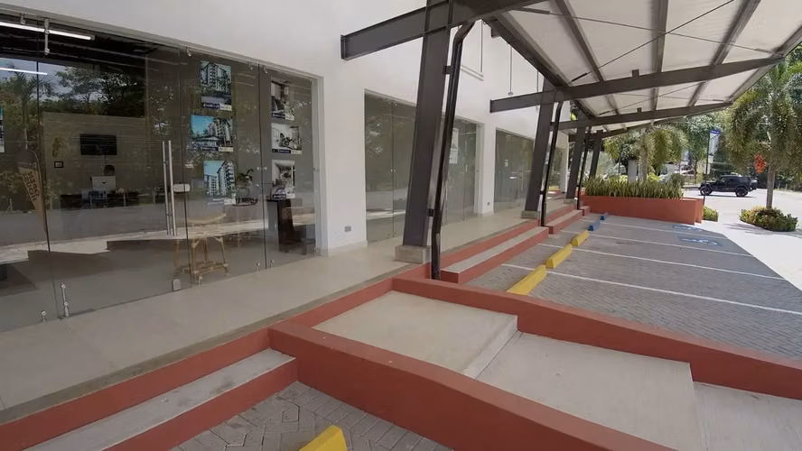 Espacio comercial/de oficinas completamente nuevo en una ubicación privilegiada de Jacó.
