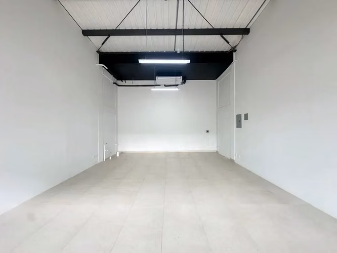 Espacio comercial/de oficinas completamente nuevo en una ubicación privilegiada de Jacó.