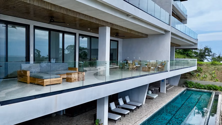 Espectacular Residencia Arquitectónica Frente al Mar con Piscina Infinita y Vistas Panorámicas del Pacífico - Imagen 9