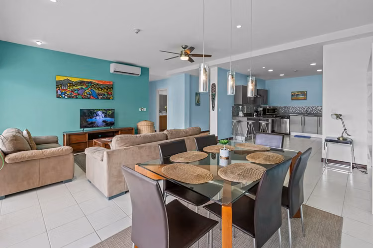 Condominio JacoBay de 3 dormitorios en el sexto piso con vistas panorámicas al amanecer, la montaña y el océano - Imagen 13