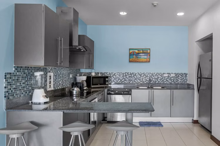 Condominio JacoBay de 3 dormitorios en el sexto piso con vistas panorámicas al amanecer, la montaña y el océano - Imagen 15