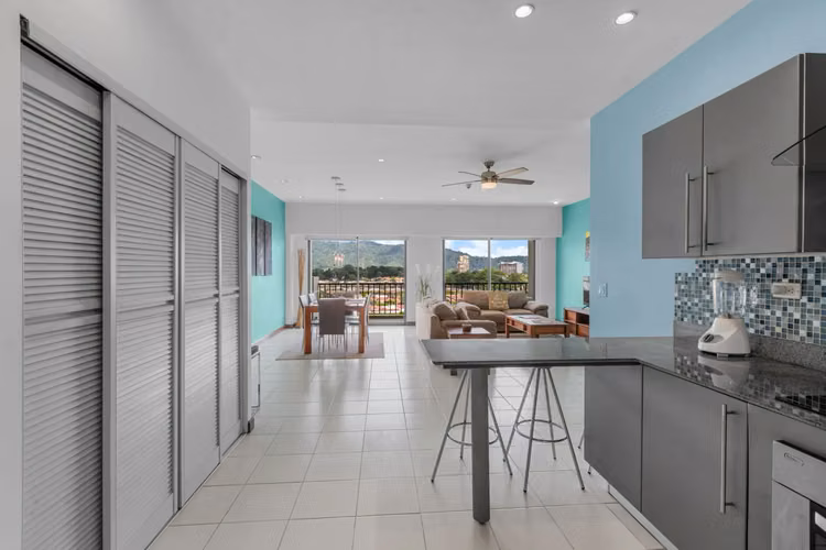 Condominio JacoBay de 3 dormitorios en el sexto piso con vistas panorámicas al amanecer, la montaña y el océano - Imagen 16