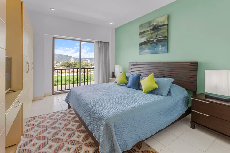 Condominio JacoBay de 3 dormitorios en el sexto piso con vistas panorámicas al amanecer, la montaña y el océano - Imagen 18