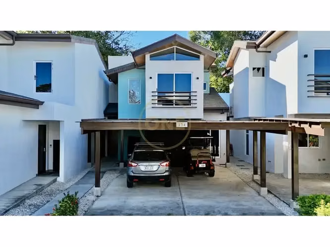 Nueva casa moderna de 4 dormitorios en Jacó (2023): Vida costera con comodidades de resort