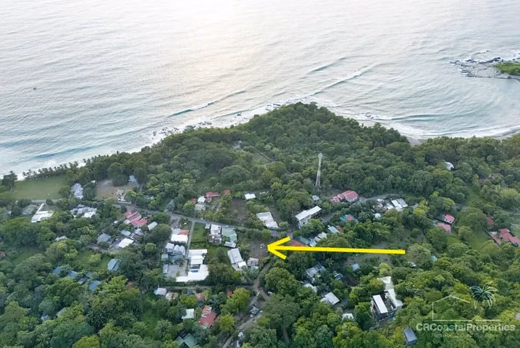 Lote Comercial Esquina Principal en el Corazón de Mal País - A Pasos de la Playa