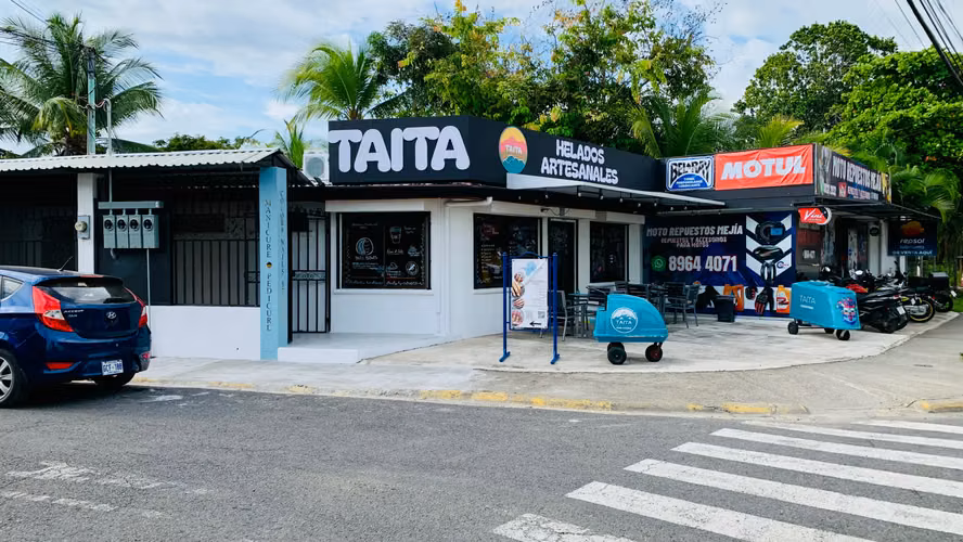 Edificio Comercial Esquinero en Jacó con Alto Potencial de Negocio
