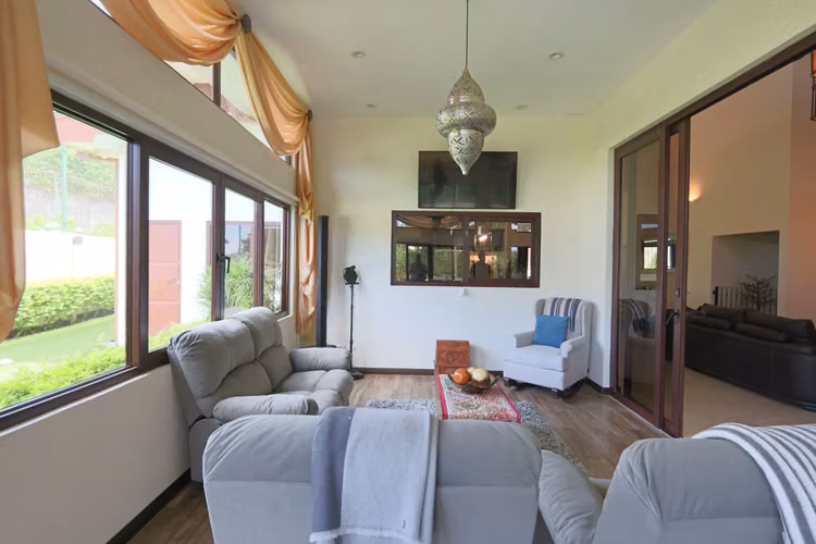 Casa de Lujo en Heredia: Diseño Moderno, Amplio Jardín y Acabados de Primera - Imagen 10