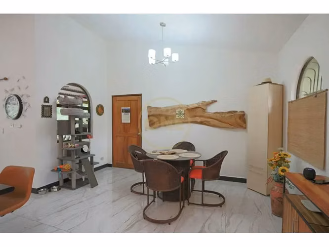 Espectacular Casa con Vistas al Cañón y Casa de Huéspedes en Ciudad Colón - Imagen 8