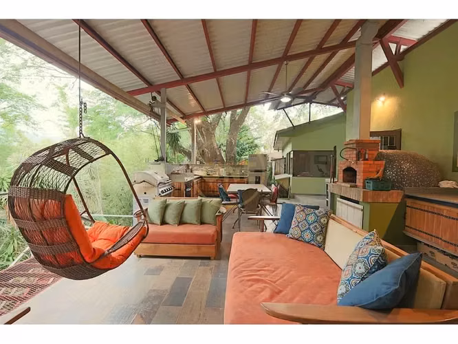 Espectacular Casa con Vistas al Cañón y Casa de Huéspedes en Ciudad Colón - Imagen 4