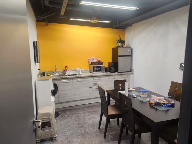 Ofibodega Comercial Estratégica en Escazú con Amplio Parqueo y Vigilancia 24/7 - Imagen 7