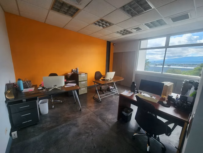 Ofibodega Comercial Estratégica en Escazú con Amplio Parqueo y Vigilancia 24/7 - Imagen 6