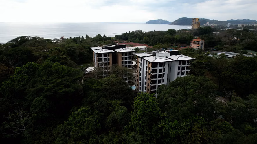 ¡Moderno Apartamento de 2 Habitaciones y 2 Baños con Vista al Mar en Jacó - Listo para su Estilo de Vida Costero! - Imagen 5