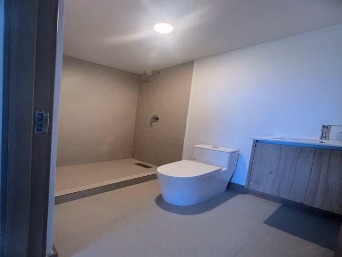 Elegante Apartamento de 3 Dormitorios en Jacó con Balcón y Vistas Verdes - Imagen 6
