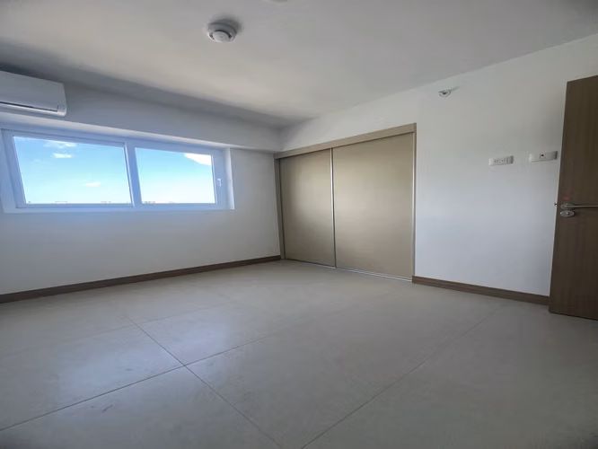Elegante Apartamento de 3 Dormitorios en Jacó con Balcón y Vistas Verdes