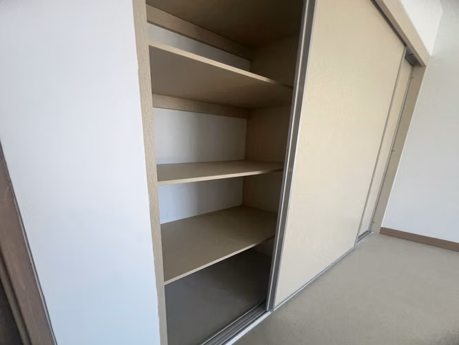 Elegante Apartamento de 3 Dormitorios en Jacó con Balcón y Vistas Verdes