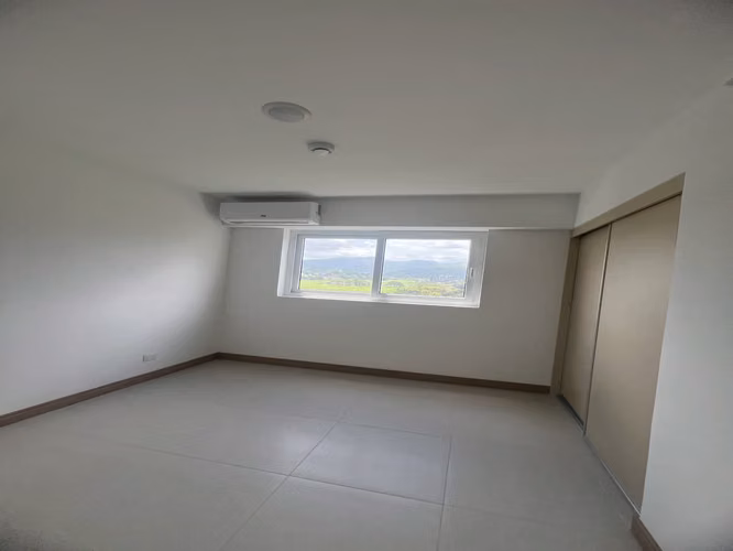 Elegante Apartamento de 3 Dormitorios en Jacó con Balcón y Vistas Verdes