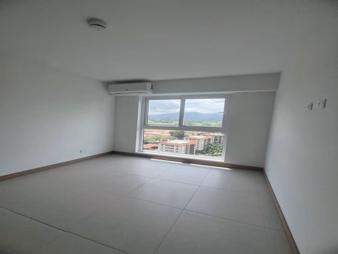 Elegante Apartamento de 3 Dormitorios en Jacó con Balcón y Vistas Verdes - Imagen 3