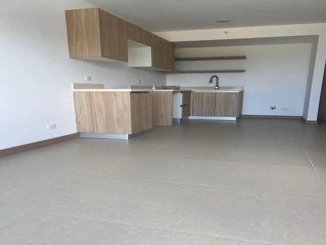 Elegante Apartamento de 3 Dormitorios en Jacó con Balcón y Vistas Verdes