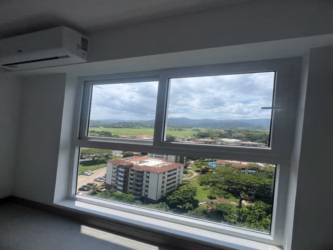 Elegante Apartamento de 3 Dormitorios en Jacó con Balcón y Vistas Verdes - Imagen 9