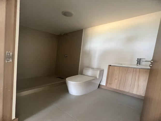 Elegante Apartamento de 3 Dormitorios en Jacó con Balcón y Vistas Verdes