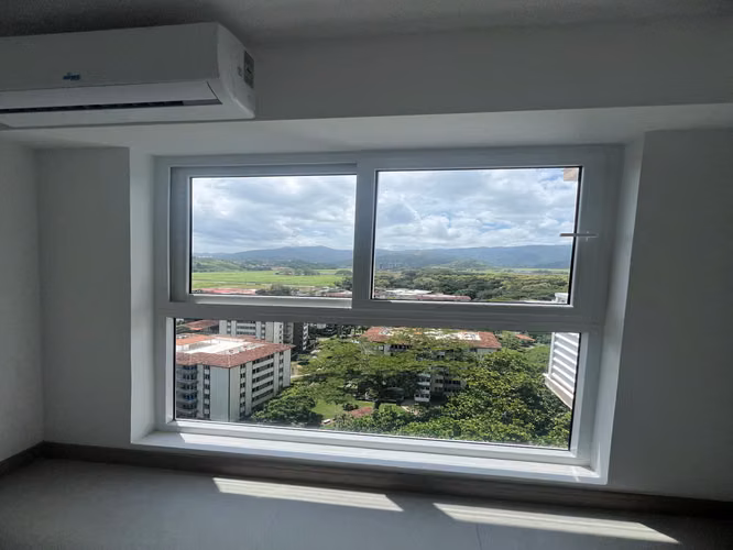 Elegante Apartamento de 3 Dormitorios en Jacó con Balcón y Vistas Verdes