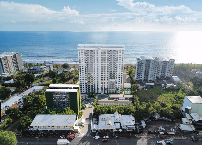 Condominio frente al mar con vista al océano y amenidades de resort en Jacó