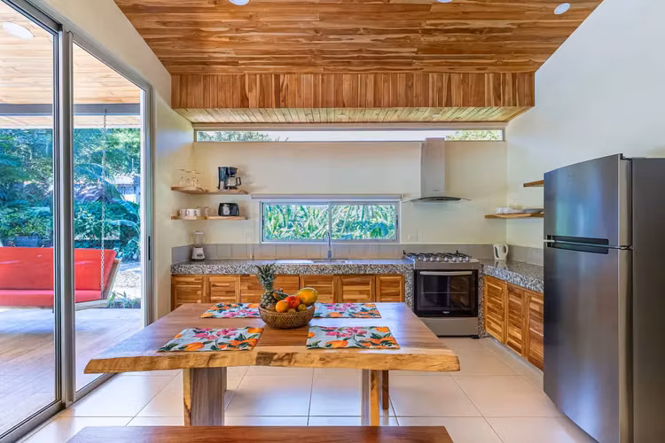 Finca Familiar en Mal País | A Pasos de la Playa, Vistas al Mar y Jardines Tropicales - Imagen 10