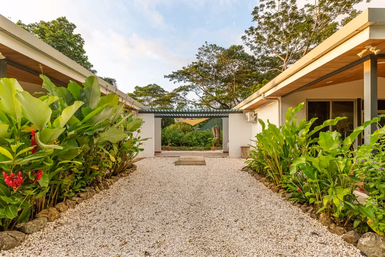 Finca Familiar en Mal País | A Pasos de la Playa, Vistas al Mar y Jardines Tropicales - Imagen 6