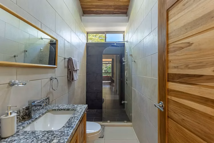 Finca Familiar en Mal País | A Pasos de la Playa, Vistas al Mar y Jardines Tropicales - Imagen 14