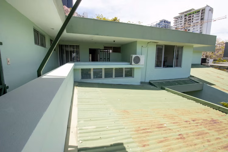 Propiedad Comercial Espaciosa en Rohrmoser con Potencial Adaptable y Amplias Opciones de Parqueo - Imagen 13