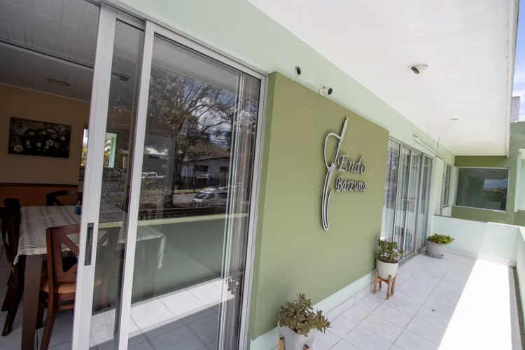 Propiedad Comercial Espaciosa en Rohrmoser con Potencial Adaptable y Amplias Opciones de Parqueo - Imagen 3
