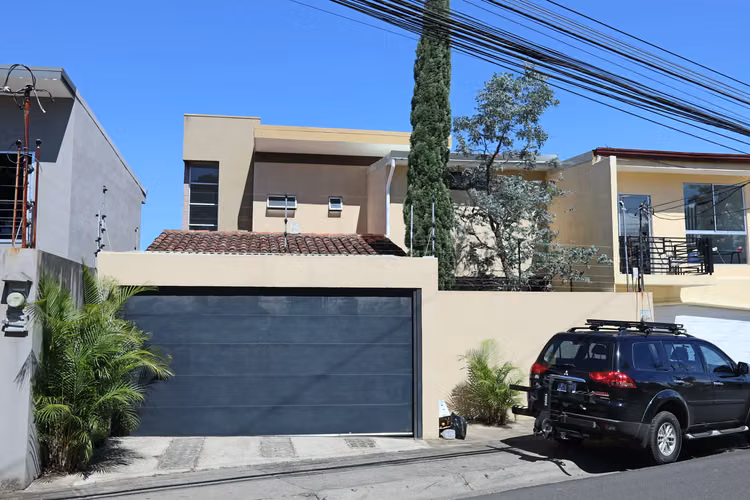 Venta Casa Independiente de 3 Habitaciones con Jardín en Alajuela