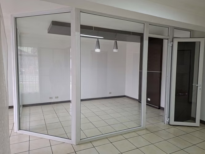 Casa de 200 m2 una planta con 5 espacios de Oficinas en San Pedro Centro - Imagen 5